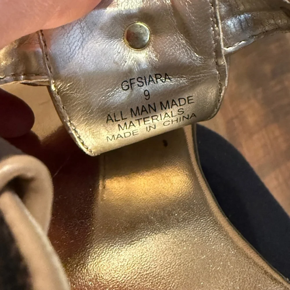 GBG Los Angeles Women’s Sandals Black‎ w/ Gold Logo Accents Size 9 - Picture 8 of 8